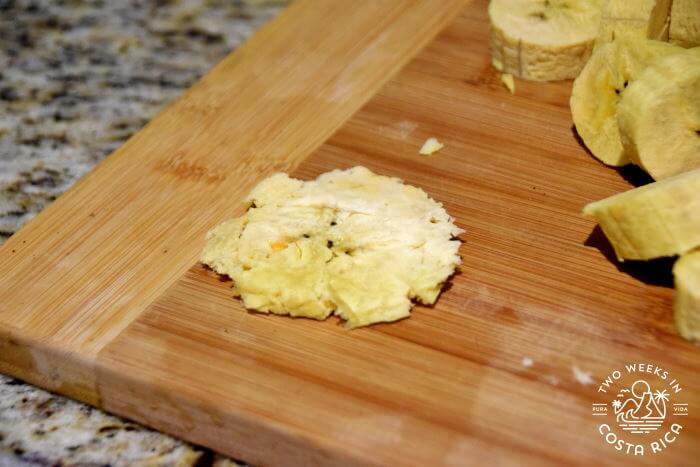 Flattening plantains for patacones