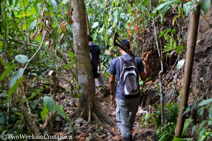 People walking with a guide near El Tigre entrance