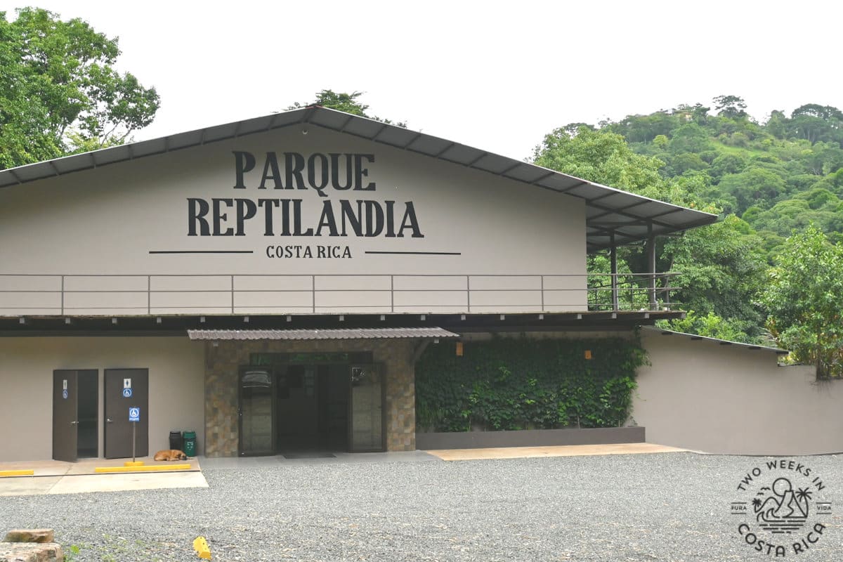 entrance building that says parque reptilandia